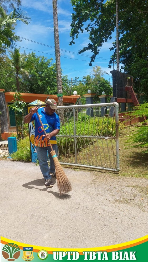 Dokumentasi Aktivitas Kerja Perawatan dan Pemeliharaan Taman
